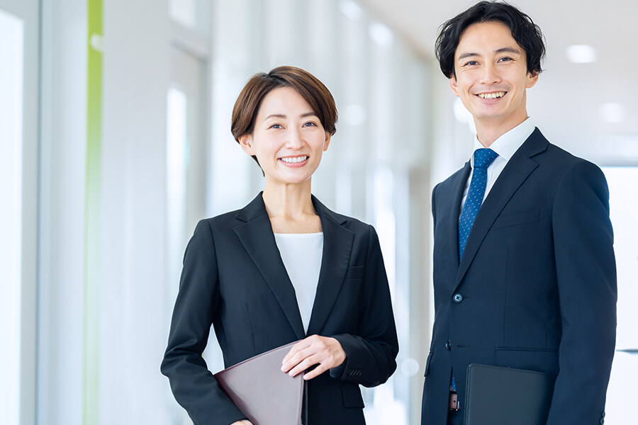 画像:スーツを着た男性と女性