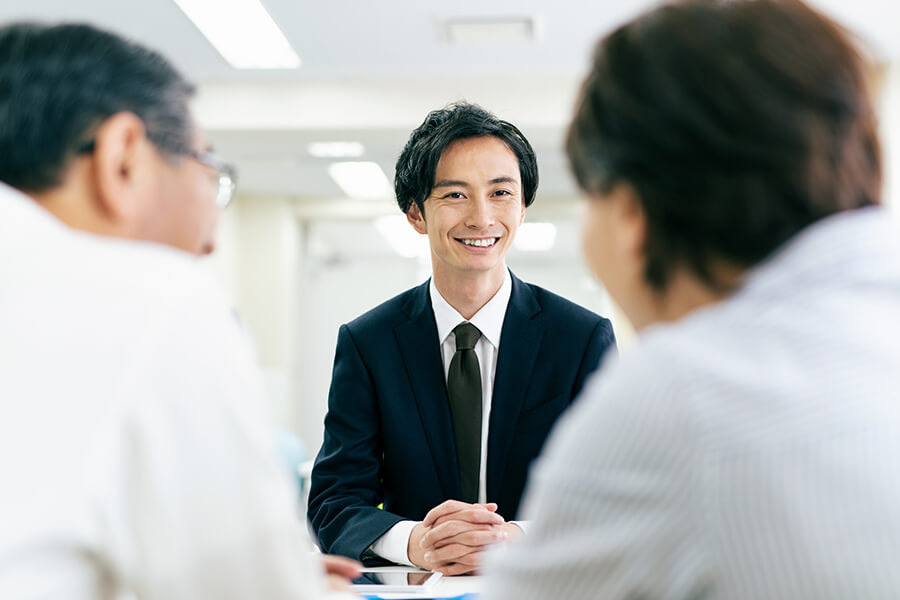 画像：商談中のスタッフ